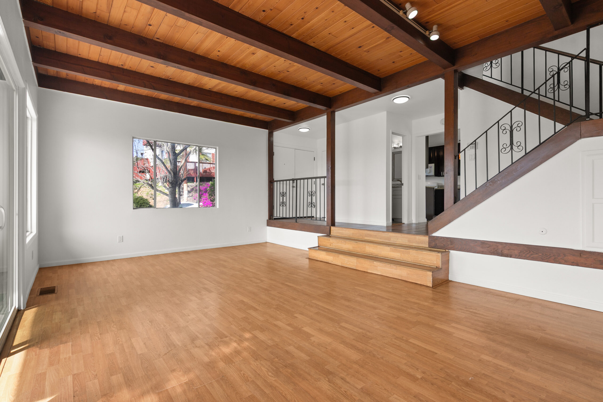 9811 Eucalyptus St031